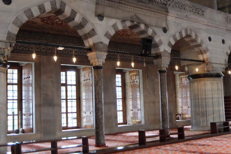 Interior Masjid Sultan Ahmed atau dikenal Masjid Biru di Istanbul, Turki.