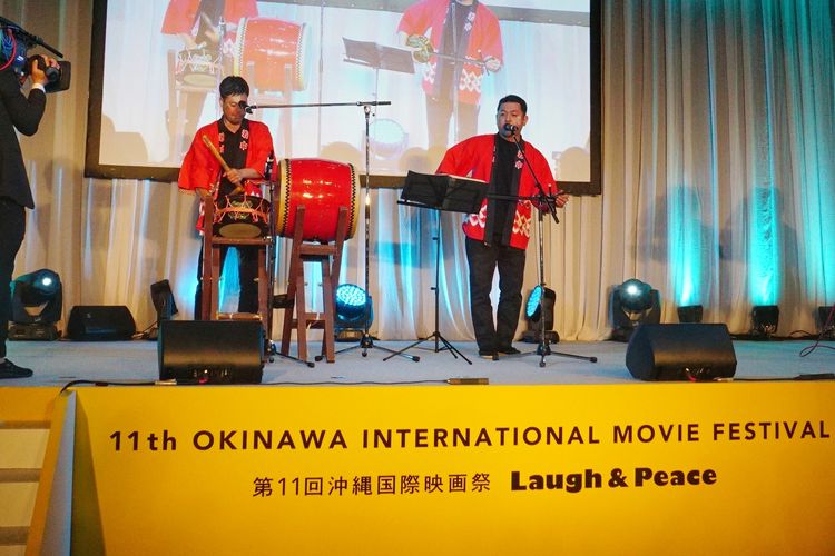 Musik klasik Okinawa saat tampil di Pembukaan Okinawa International Movie Festival 2019 di ANA Crowne Plaza, Naha, Okinawa, Jepang, Kamis (18/4/2019).