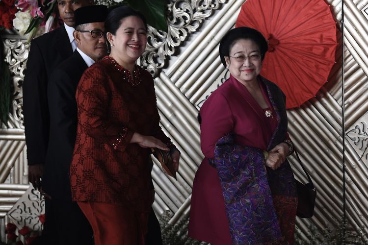 Presiden kelima RI Megawati Soekarno Puteri (kanan) dan Menteri Koordinator Bidang Pembangunan Manusia dan Kebudayaan Puan Maharani (ketiga kiri) tiba di Ruang Rapat Paripurna, Kompleks Parlemen, Jakarta, Jumat (16/8/2019). Megawati dan Puan yang juga puterinya,  hadir dalam Sidang Tahunan dan Pidato Kenegaraan yang disampaikan Presiden Joko Widodo. 