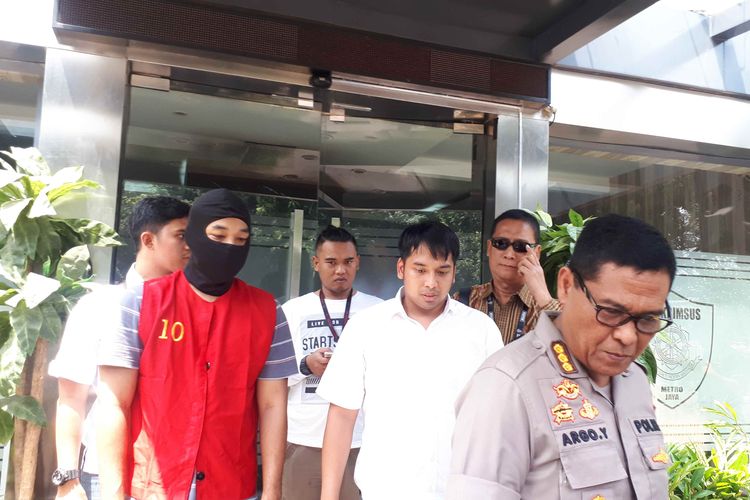 Tersangka pembobolan (skimming) di mesin ATM, Ramyadjie Priambodo (RP), diserahkan ke Kejaksaan Negeri Jakarta Selatan, Kamis (25/4/2019).