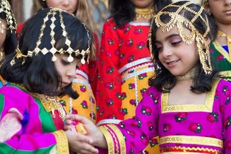anak-anak memakai pakaian tradisional pada tradisi Qarqia?an