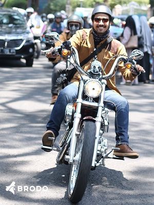 Aktor Chicco Jerikho mengenakan sepatu Kruzr, hasil kolaborasinya bersama Bro.do. Sneakers khusus riding ini kemudian digunakan oleh Presiden Joko Widodo saat konvoy sepeda motor di Bandung.