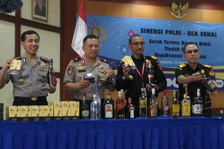 Ditpolair Baharkam Polri menggagalkan penyelundupan 6.900 botol miras ilegal dan 58 pak cerutu dari Malaysia dan Singapura melalui Pelabuhan Kijang, Kepulauan Riau.