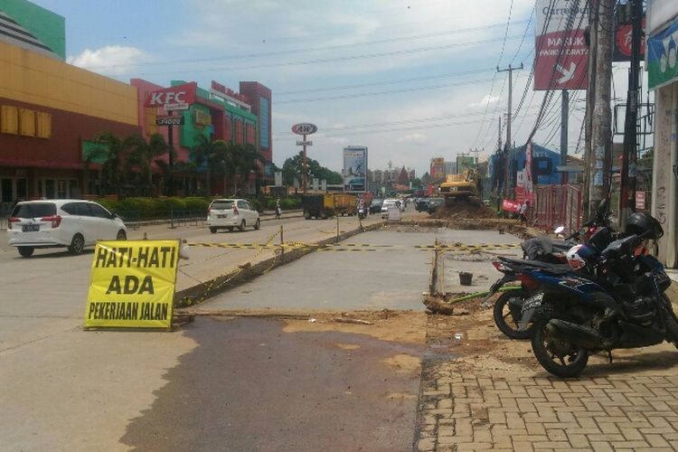 Perbaikan jalan di Jalan Siliwangi, Pamulang, Tangerang Selatan, Senin (20/11/2017).