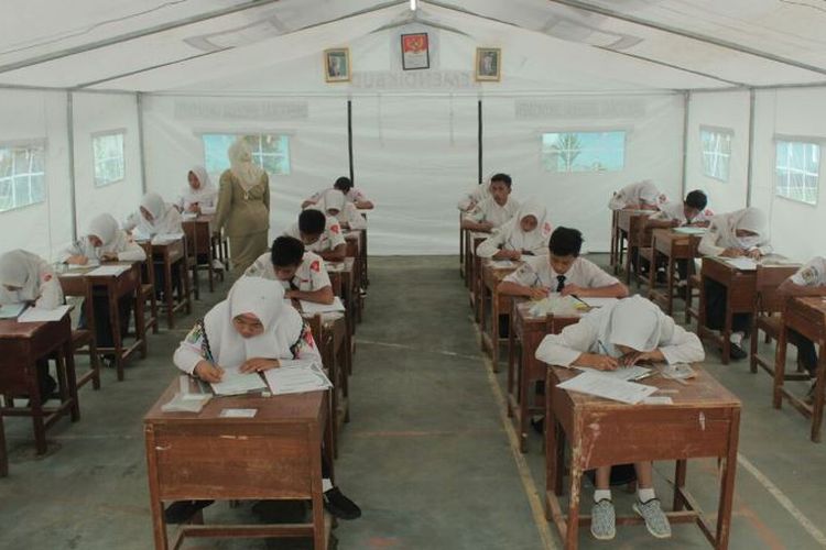 Sejumlah 116 siswa SD dan SMP di Kecamatan Kalibening, Banjarnegara, Jawa Tengah, mengikuti ujian di bawah tenda darurat, Senin (23/4/2018).