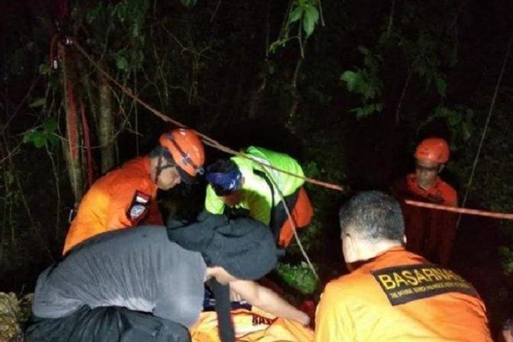 Proses penyelamatan 3 remaja yang jatuh di Gua Monyet, Kupang oleh SAR Gabungan.
