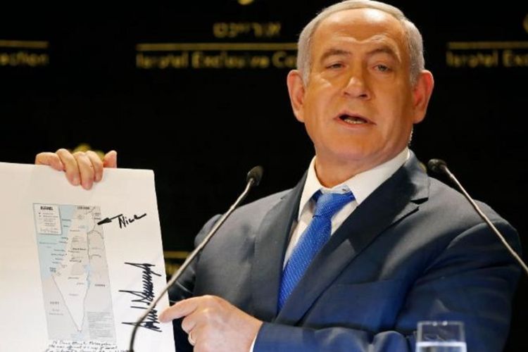 Perdana Menteri Israel Benjamin Netanyahu menunjukkan peta terbaru Kementerian Luar Negeri Amerika Serikat (AS). Dia mengklaim Dataran Tinggi Golan dimasukkan sebagai wilayah peta Israel di peta tersebut.