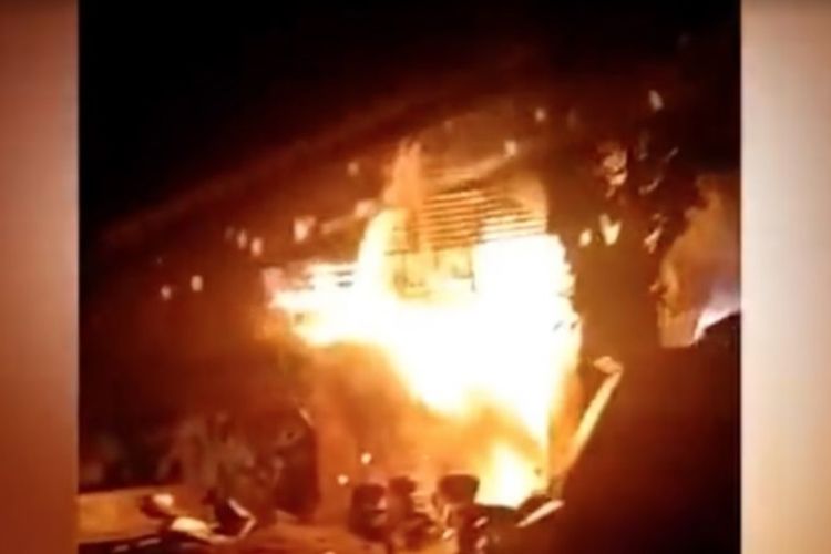 Tangkapan layar dari video insiden kebakaran tempat karaoke di Qingyuan, China, Senin (23/4/2018). (Twitter/Global Times)