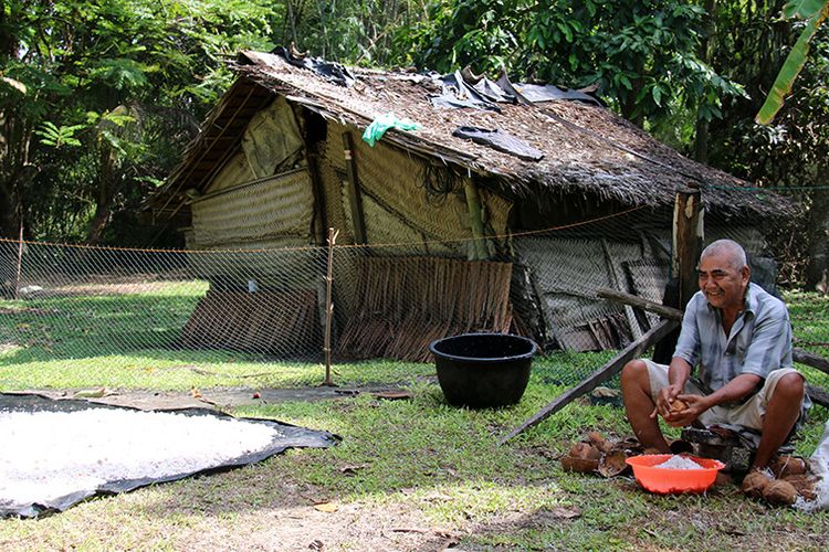 Samidan (65) seorang kakek miskin  warga Desa Alue Buya Gampong, Kecamatan Jangka, Kabupaten Bireuen, Aceh menghabiskan masa tuanya seorang diri di gubuk reyot tak layak huni. Sehari-hari ia bekerja mengkukur kelapa milik warga dengan penghasilan rata-rata Rp5.000-10.000 per hari.