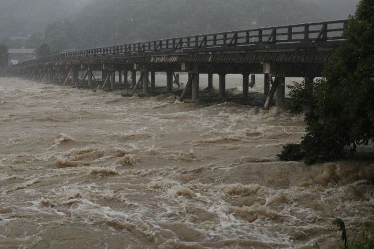 Lebih dari 210.000 orang diminta untuk meninggalkan rumah mereka karena curah hujan yang tinggi di Jepang. (AFP via Yahoo)