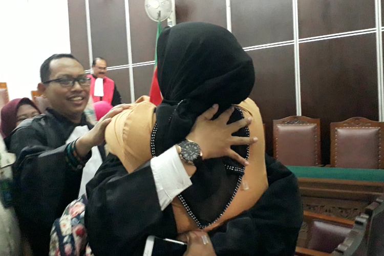 Terdakwa Asma Dewi memeluk penasihat hukumnya, Nurhayati, seusai divonis 5 bulan 15 hari oleh majelis hakim Pengadilan Negeri Jakarta Selatan, Kamis (15/3/2018).