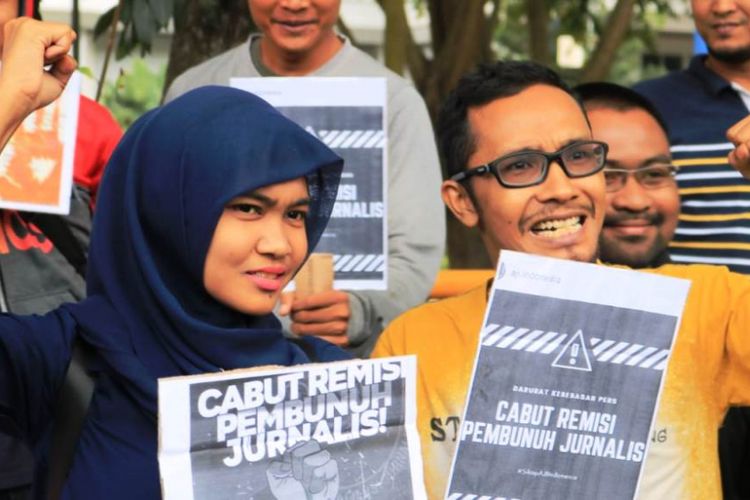 Gabungan organisasi mahasiswa dan wartawan menggelar demonstrasi di Taman Riyadah, Kota Lhokseumawe, Sabtu (26/1/2019). Menuntut Presiden Joko Widodo (Jokowi) mencabut remisi yang diberikan pada Susrama, terpidana kasus pembunuhan jurnalis Radar Bali, AA Prabangsa.