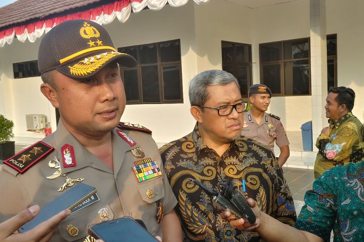 Kapolda Jabar Irjen Agung Budi Maryoto dan Gubernur Jawa Barat Ahmad Heryawan menyambut kedatangan Presiden Joko Widodo di Bandara Cakrabhuana, Cirebon, Senin (18/9/2017).