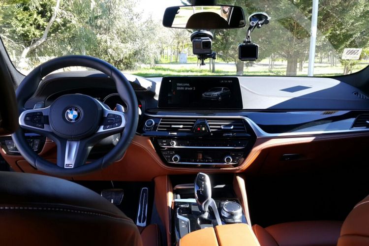 BMW 5 Series Touring menyajikan interior mewah khas dengan beragam fitur di dalamnya