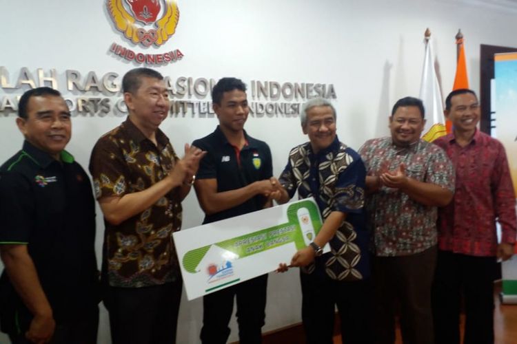 Ketua Umum DPP REI Soelaeman Soemawinata memberikan hadiah rumah secara simbolis kepada atlet Lalu Muhammad Zohri, Kamis (2/8/2018) di Gedung KONI Pusat, Jakarta.