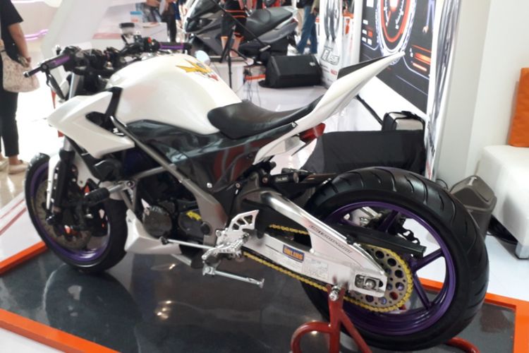 Honda CB150R yang sudah dimodifikasi bergaya minor fighter. Motor tersebut dipamerkan di booth salah satu produsen ban yang tampil di GIIAS 2018 di ICE, BSD City, Tangerang pada 2-12 Agustus silam.