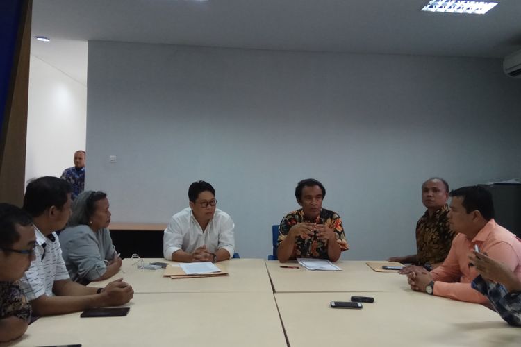 Komisioner Ombudsman Republik Indonesia (ORI) Laode Ida (tengah kanan) bersama dengan perwakilan Aliansi Dosen UNJ, Robertus Robert (tengah kiri) di kantornya, Senin (4/9/2017).