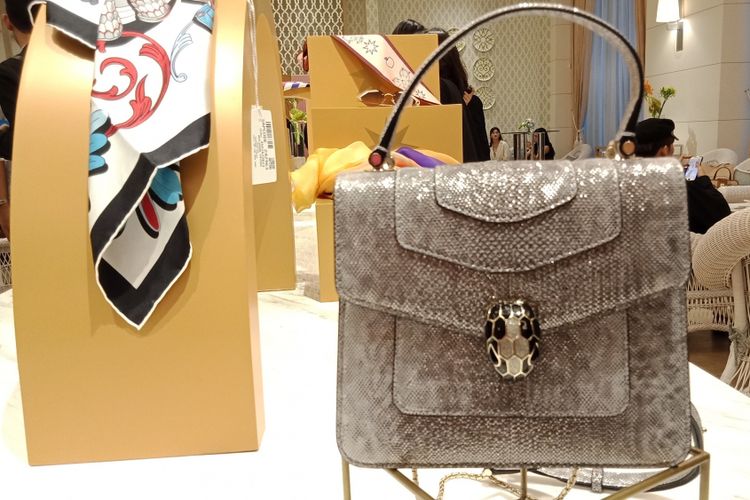 Salah satu tas koleksi The New Bvlgari Spring Summer 18 Leather Goods and Accessories yang dipamerkan di acara peluncuran koleksi di Fairmont Hotel, Jakarta, Kamis (8/2/2018).