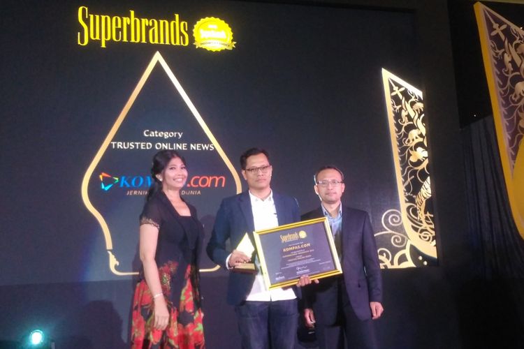 Pemimpin Redaksi Kompas.com, Wisnu Nugroho menerima penghargaan Superbrands Indonesias Choice di Jakarta, Jumat (27/7/2018).