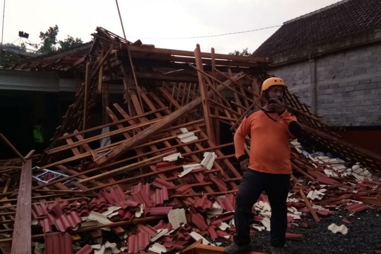 Rumah warga Desa Blembem, Kecamatan Jambon, Kabupaten Ponorogo, Jawa Timur ambruk setelah disapu puting.