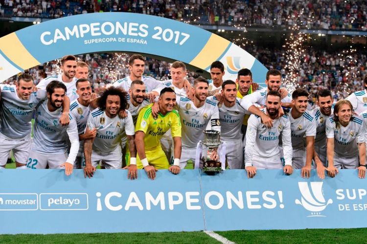 Para pemain Real Madrid saat menerima trofi gelar Piala Super Spanyol. Real Madrid berhasil menundukkan perlawan Barcelona dengan skor 2-0 (5-1) di Stadion Santiago Baernabeu, Kamis (17/8/2017).