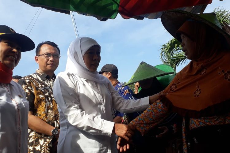 Gubernur Jawa Timur Khofifah Indar Parawansa (tengah) saat menyalami salah seorang pedagang di Pasar Ikan Lamongan, Kamis (13/6/2019).