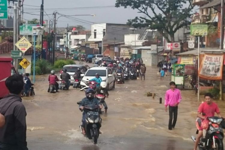 Tampak salah satu jalan di Kabupaten Bandung terendam Banjir, kendaraan tersendat.