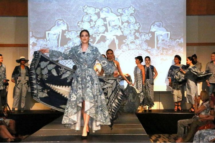 Indonesia kembali memesona publik Swedia dan Latvia, melalui rangkaian kegiatan Worskhop, Eksibisi dan Pagelaran Busana Batik Indigo hasil pewarna alam dengan tema The Colours of Indonesia. ? From Nature to Fashion. Kegiatan yang diselenggarakan oleh KBRI Stockholm ini dilaksanakan pada tanggal 14 Mei 2018 di Stockholm, Swedia, dan 17 Mei 2018 di Riga, Latvia. Koleksi yang dibawakan adalah hasil karya dari Galeri Batik Jawa, Yogyakarta, Indonesia. Dok KBRI Stockholm
