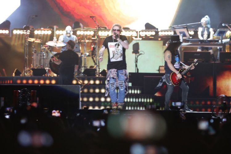 Guns N Roses beraksi pada konsernya yang bertajuk Not In This Lifetime di Gelora Bung Karno, Jakarta, Kamis (8/11/2018). Pada konser tersebut Guns N Roses membawakan sejumlah lagu andalannya diantaranya Welcome to The Jungle, Sweet Child O Mine dan lain-lain.