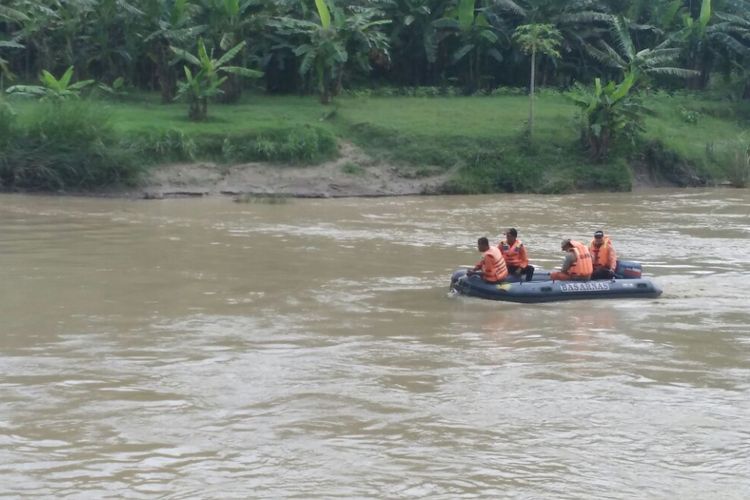 Tim SAR gabungan menyusuri keberadaan orang tenggelam di sungai Tuntang wilayah Desa Klitikan, Kecamatan Kedungjati, Kabupaten Grobogan, Jawa Tengah, Minggu (11/3/2018).
