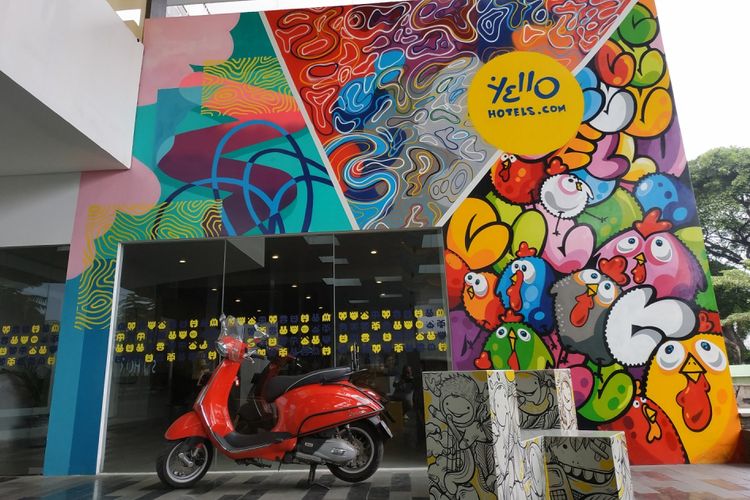 Hotel Yello dikenal sebagai penginapan yang mengedepankan gaya streetart. Bagian luar hotel Yello yang berlokasi di Pasir Kaliki, Bandung pun dipenuhi mural karya seniman ternama Tanah Air dan mancanegara.