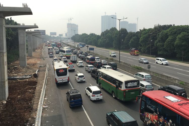 Kemacetan Tol Jakarta-Cikampek H-2 Lebaran, Bekasi, Jumat (23/6/2017).