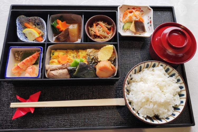 Hidangan autentik Jepang dengan bahan makanan Indonesia di Maskapai Japan Airlines.