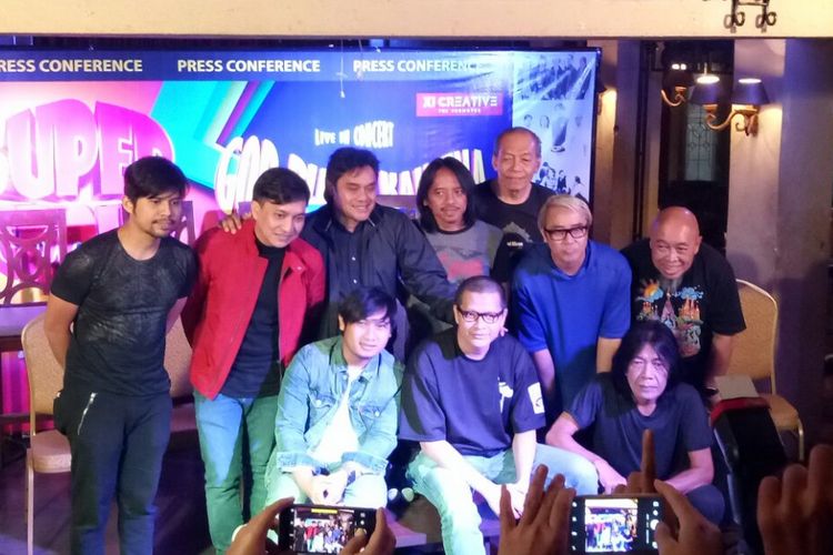 Para perwakilan band yang menjadi penampil di 5UPERGROUP Live in Concert saat jumpa pers di Kafe Pisa, Menteng, Jakarta Pusat, Rabu (27/9/2017).