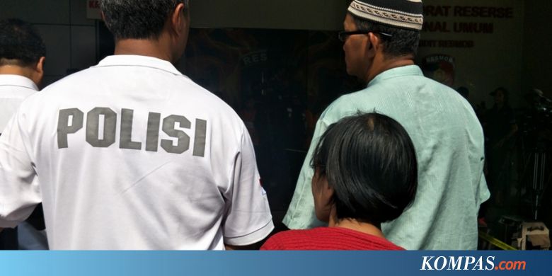 Ibu Ini Menangis Saksikan Putrinya Peragakan Adegan Pengeroyokan Anggota TNI