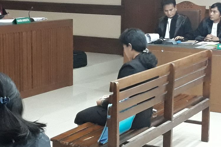 Hakim Merry Purba duduk di kursi terdakwa di Pengadilan Tipikor Jakarta, Senin (14/1/2019).