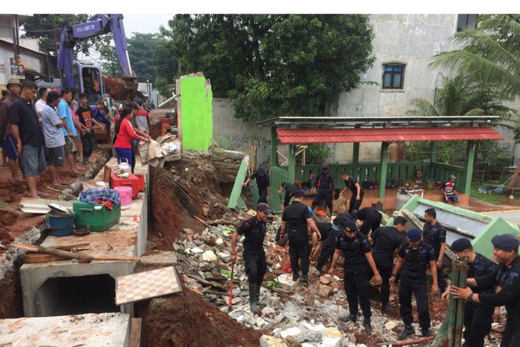 Empat orang terluka dalam peristiwa tanah longsor di Jalan Benda Kramat Bukit Cengkeh 1 RT 03 RW 01 Kelurahan Tugu, Kecamatan Cimanggis, Depok, Minggu (11/11/2018).
