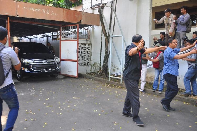 Petugas KPK menggeledah rumah dinas Sekda Kudus di Jalan Sunan Muria, Kabupaten Kudus, Jawa Tengah, Jumat (26/7/2019) siang.