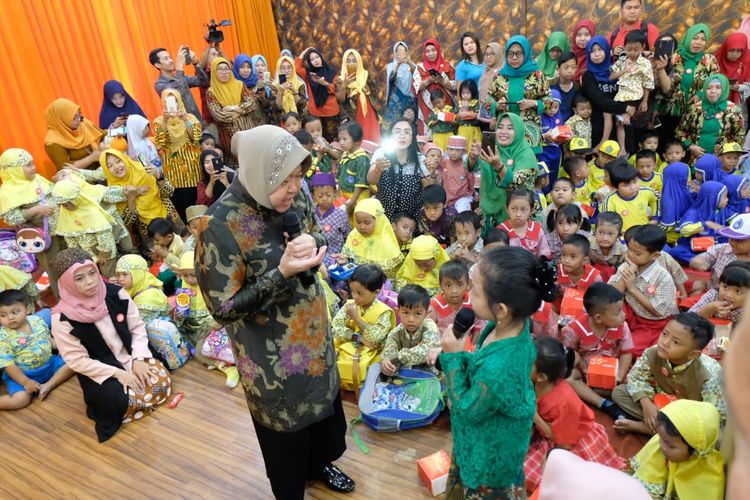Wali Kota Surabaya Tri Rismaharini saat mendongeng dan bercerita di hadapan ratusan siswa tingkat PAUD hingga SMP dan mengajarkan anak-anak tentang arti kejujuran serta pendidikan antikorupsi di Gedung Siola, Surabaya, Sabtu (13/7/2019).