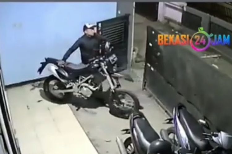 Seorang pencuri sepeda motor sedang mengeluarkan sepeda motor di sebuah kontrakan di Jalan Bintara VI, Bekasi Barat, Kota Bekasi, Senin (10/6/2019) lalu. Aksi si pencuri terekam kamera CCTV.