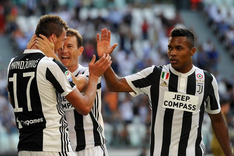 Para pemain Juventus merayakan gol Mario Mandzukic ke gawang Cagliari pada pertandingan Serie A di Juventus Stadium, Sabtu (19/8/2017).