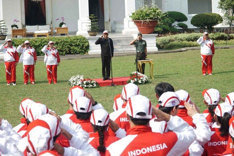 Pelepasan kontingen Indonesia ke SEA Games XXIX/2017, Kuala Lumpur, Malaysia yang berlangsung Senin (7/8/2017) di Istana kepresidenan jauh berbeda dari kebiasaan.