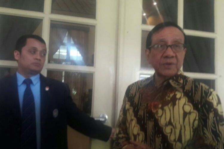 Wakil Ketua Dewan Kehormatan DPP Partai Golkar Akbar Tanjung saat berada di Universitas Negeri Yogyakarta (UNY).