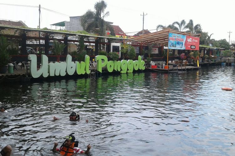 Obyek wisata Umbul Ponggok di Desa Ponggok, Polanharjo, Klaten, Jawa Tengah, Selasa (14/11/2017).