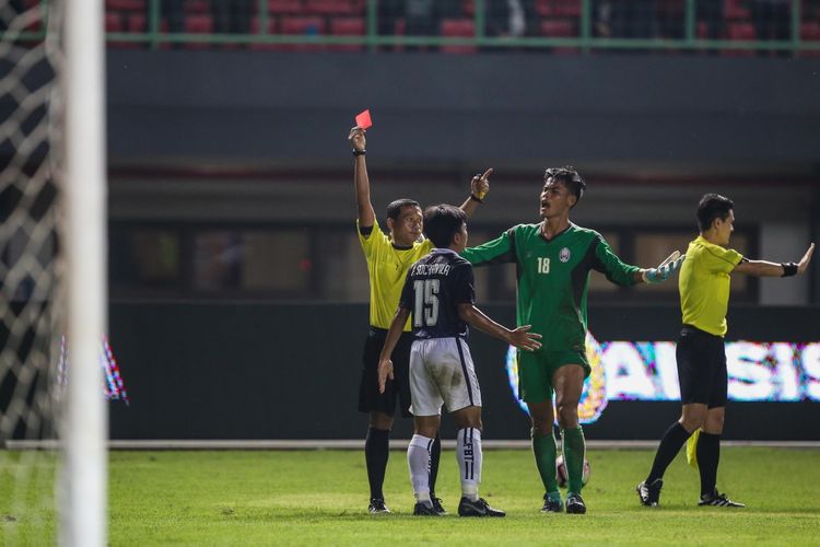 Pemain timnas Kamboja U-19 Phach S mendapatkan kartu merah di Stadion Patriot Candrabaga, Bekasi, Jawa Barat, Rabu (4/10/2017). Timas Indonesia U-19 menang 2-0 melawan Timnas Kamboja U-19.
