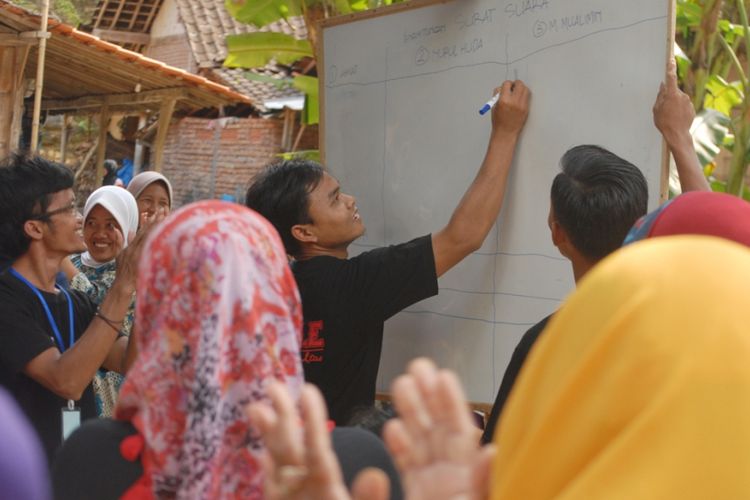 Suasana pemilihan ketua RT ala pencoblosan pilkada di RT 03 RW 03, Dusun Selojari Atas, Desa Selojari, Kecamatan Klambu, Kabupaten Grobogan, Jawa Tengah, Sabtu (10/2/2018).?