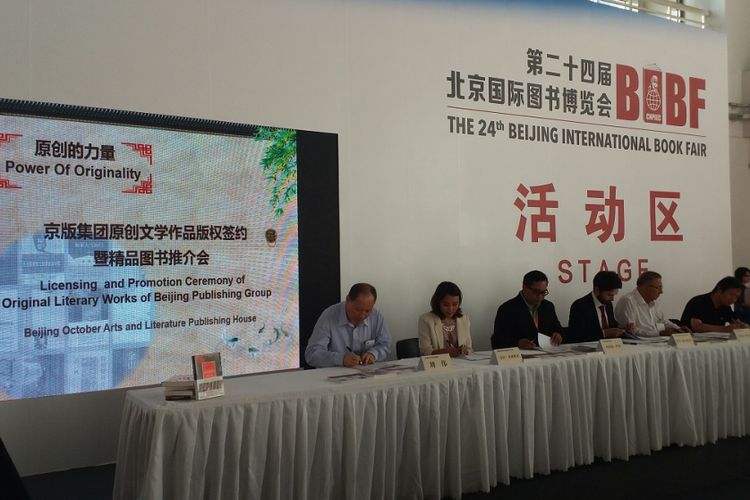 Ketua Komite Buku Nasional Laura Prinsloo (kedua dari kiri) bersama perwakilan dari negara lain menandatangani kerja sama dengan Beijing Publishing Group, Kamis (24/8/2017) di Beijing, China.