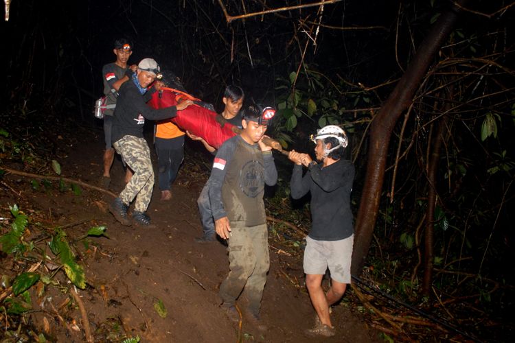 Sejumlah anggota Volunteer Panthera bersama komunitas Minimus mengevakuasi seorang pendaki perempuan di jalur Selabintana, Taman Nasional Gunung Gede Pangrango, Sukabumi, Jawa Barat, Minggu (15/4/018).