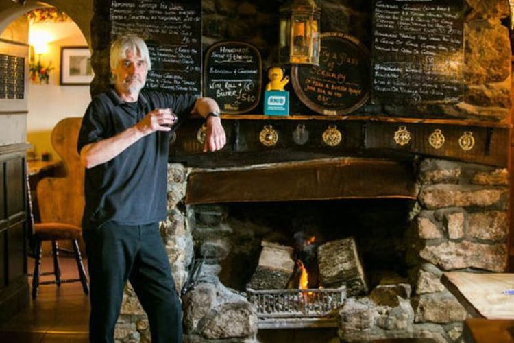 Peter Parson, pemilik bar, akan selalu mengecek kayu bakar yang menjaga api tetap menyala.