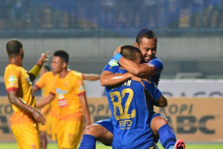 Atep dan Tantan merayakan gol Persib Bandung ke gawang Sriwijaya FC pada pertandingan Liga di Stadion Gelora Bandung Lautan Api, Sabtu (29/4/2017). 